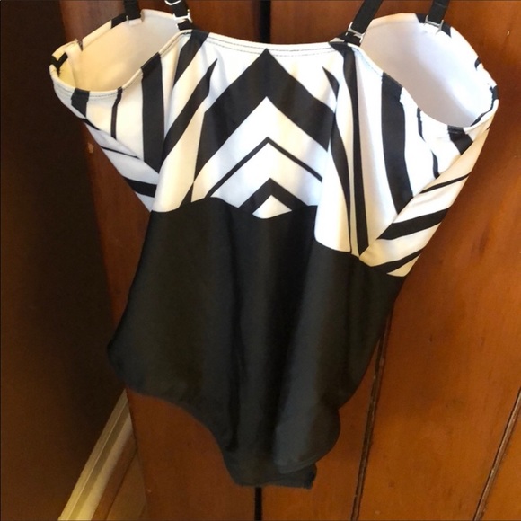 💞 NWT Black & White One Piece Swimsuit - Picture 4 of 8